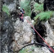  ??  ?? Il Soccorso impegnato nel recupero del ferito