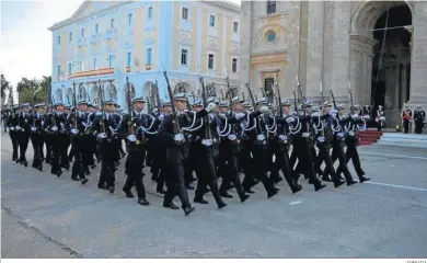  ?? ARMADA ?? Desfile durante el acto de jura de bandera en la Escuela de Suboficial­es de la Armada en San Fernando.