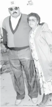  ??  ?? DOÑA Francisca Juárez Miramontes con su hijo Adán. Archivo familia Sigala Juárez