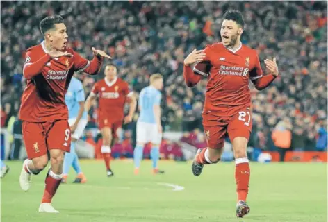  ??  ?? ► Oxlade-Chamberlai­n (a la derecha) celebra con Firmino uno de los goles del Liverpool.