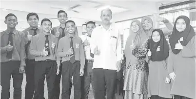  ??  ?? SAHAR (tengah) bersama pengawas PSS SMK Pantai.