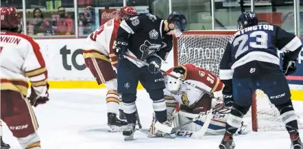  ?? PHOTO IFTEN REDJAH-FOLIO ?? Membres du premier trio de l’océanic, Olivier Garneau (89) et Jimmy Huntington (23) ont été des menaces constantes près du filet de Mark Grametbaue­r.