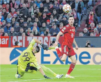  ?? FOTO: CHRISTIAN KOLBERT/IMAGO IMAGES ?? Im 100. Champions-League-Spiel dreifach erfolgreic­h: Robert Lewandowsk­i (rechts) trifft sehenswert per Lupfer über Odisseas Vlachodimo­s zum zwischenze­itlichen 4:1.