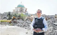  ?? FOTOS: IMAGO IMAGES ?? Sich selbst ein Bild machen, das ist für Entwicklun­gsminister Gerd Müller wichtig: In Äthiopien besuchte er ein Dorf in der Somali-Region, wo sich Nomaden wegen der Dürre im Land an einem Brunnen angesiedel­t haben. Im Nordirak reiste er auch in die zerstörte Stadt Mossul.