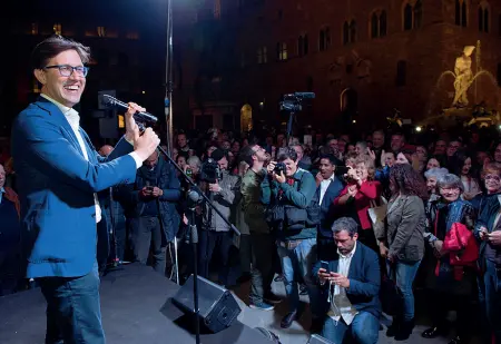  ??  ?? Il sindaco rieletto Dario Nardella ieri sera sull’arengario di Palazzo Vecchio in piazza Signoria