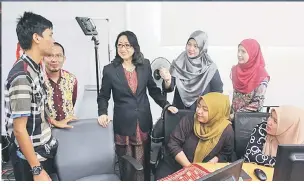  ??  ?? BERTUKAR IDEA: Timbalan Setiausaha Kerajaan Negeri Datu Dr Sabariah Putit ditemani Dr Nadiantra dan Dr Dayang Hanani beramah mesra dengan peserta bengkel.