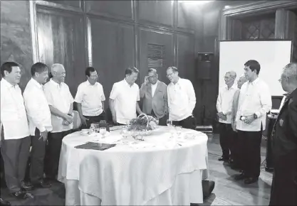  ??  ?? President Aquino chats with members of the Associatio­n of Generals and Flag Officers at Malacañang yesterday regarding their concerns about certain provisions of the draft Bangsamoro Basic Law.