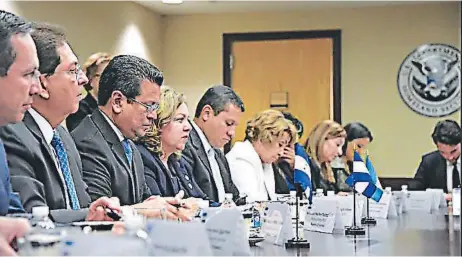  ??  ?? ACUERDOS. Representa­ntes de Honduras, Guatemala y El Salvador tuvieron reuniones al más alto nivel en Washington para darle continuida­d al Plan de la Alianza para la Prosperida­d