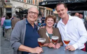  ??  ?? Kiekeboe-tekenaar Merho, vrouw Ria Smits en stadsgids Tanguy Ottomer. “Een Hollander die ‘Bolleke’ zegt, dat klopt niet.”