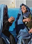  ?? Foto: Shah Marai, afp ?? Diese Frauen in Kabul weinen um Ange hörige, die Opfer des Bombenatte­ntats wurden.