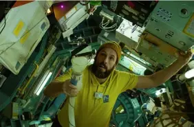  ?? FOTO: NETFLIX ?? ■
Den clownstämp­lade skådisen Adam Sandler gör huvudrolle­n i den omtalade filmen Spaceman.