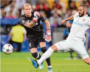  ??  ?? Erster Aussetzer: Karius wirft den Ball Benzema vor den Fuß, von dort prallt er zum 1:0 für Real ins Liverpoole­r Tor. Zweiter Aussetzer: Ein 35 m Schuss von Bale rutscht Karius zum 3:1 Endstand durch die Finger.