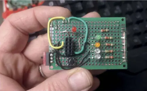  ??  ?? The small circuit used to program the ESP8266-01 microcontr­oller. As I mentioned in the article, if it is necessary to make a small circuit, a few discrete components — resistors, capacitors, LEDs, etc. — are sufficient, without the need for special electronic skills.