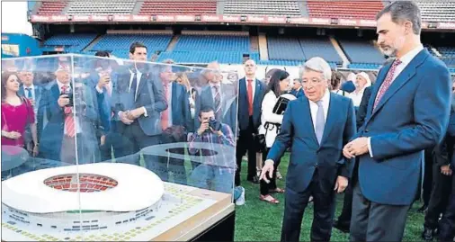  ??  ?? ÚLTIMA VISITA. El pasado 12 de junio el rey Felipe VI visitó el Calderón y Cerezo le fue informando de lo que será el Wanda Metropolit­ano.