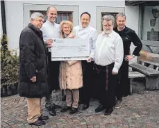  ?? FOTO: CLUB DER KOCHENDEN MÄNNER ?? Johannes Hasenbrink (von links), Leo Schärer, Christa Hasenbrink, Walter Vollert, Lorenzo Guendel, Gerald Asshoff freuen sich über das Resultat des Abends.