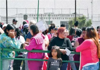  ??  ?? Los parientes de los reos se molestaron cuando algunos de ellos subieron al tiradero de Chiconautl­a, desde ahí observaron cómo los presos eran sometidos por los policías y custodios en el patio principal del penal.