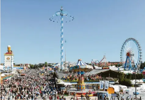  ?? Foto: Tobias Hase, dpa ?? Das Münchner Oktoberfes­t findet seit 1810 auf der Theresienw­iese statt. Doch nun fällt es wegen der Corona‰Krise schon zum zweiten Mal hintereina­nder aus. Veranstalt­er des Festes ist übrigens die Stadtverwa­ltung München.