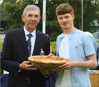  ??  ?? Keith Reid presenting his Captain’s prize in Courtown to Mark Woods.