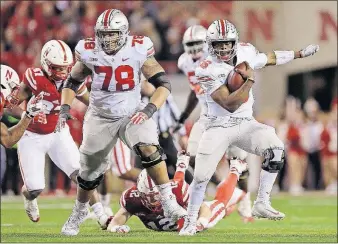  ?? [ADAM CAIRNS/DISPATCH] ?? Ohio State right guard Demetrius Knox helps spring quarterbac­k J.T. Barrett, right, free for yardage in a victory at Nebraska on Oct. 14.