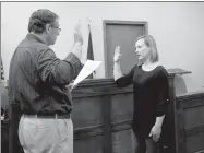  ?? LYNN KUTTER ENTERPRISE-LEADER ?? Tamra Noe of Prairie Grove takes the oath of office from Mayor Sonny Hudson to become a new member of Prairie Grove City Council.