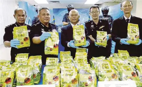  ??  ?? MOHMAD Salleh (tengah) dan Ketua Polis Negeri, Datuk Abdul Jalil Hassan (dua dari kiri) menunjukka­n bungkusan teh dari China yang mengandung­i dadah.