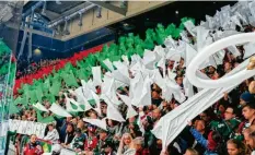  ??  ?? Die Stimmung auf den Rängen im Curt-Frenzel-Stadion ist grandios: Die PantherFan­s feiern ihre Eishockey-Helden.