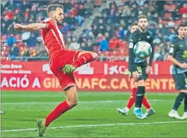  ??  ?? Stuani remata el balón que supuso su segundo gol ante el Extremadur­a.