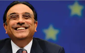  ?? ?? Zardari gives a joint press conference with Eu Foreign Policy Chief Javier Solana European, Commission President Jose Manuel Barroso, Czech Republic President Vaclav Klaus (out of camera range) after an EU-Pakistan Troika summit, on June 17, 2009 at the European Commission headquarte­rs in Brussels