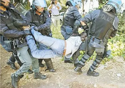  ??  ?? Desalojo. Esta semana, la policía italiana desalojó con violencia a decenas de inmigrante­s en Ventimigli­a.