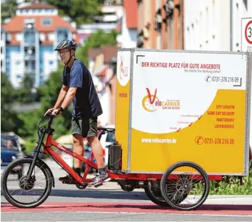  ?? Foto: Alexander Kaya ?? Zwei Lastenräde­r mit Elektroant­rieb gehören derzeit zum Fuhrpark von Velocarrie­r von Werner Kammerer in Ulm. Bis zu 300 Kilo können im Aufsatz befördert werden.