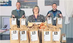  ?? Picture: Gareth Jennings ?? Bags of goodness... Teresa with volunteers Terry Hadden and Darren Logan.