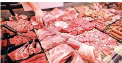  ?? FOTO: JAN WOITAS/DPA ?? Da greifen viele Leute gern zu: Aber insgesamt essen die Menschen in Deutschlan­d inzwischen etwas weniger Fleisch.