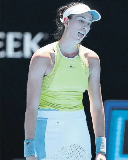  ?? FOTO: GETTY ?? Temperatur­a de 40º C al mediodía en Melbourne. Ola de calor ayer y hoy, que la sufrió intensamen­te Muguruza en la pista central