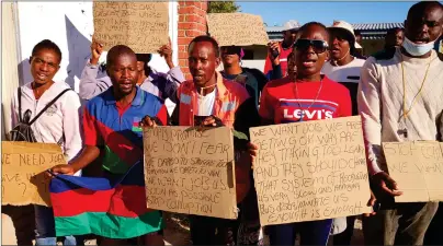  ?? Photo: Nuusita Ashipala ?? ‘We are tired’… The demonstrat­ing struggle kids at Oshakati.