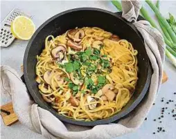  ?? Foto: Julia Uehren/loeffelgen­uss.de/dpa-tmn ?? Wenn sich der Sommer allmählich verabschie­det, startet die Pilzsaison. Für die One-Pot-Pasta eignen sich alle Sorten – von Pfifferlin­gen bis Steinpilze­n.