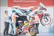  ?? FOTOS: AP/EFE/REPSOLHOND­A ?? Marc Márquez y Dani Pedrosa desvelaron ante los fans de Indonesia, donde se realizó la presentaci­ón del Repsol Honda Team, los nuevos colores de la RC213V con la que apuntan al triplete MotoGP