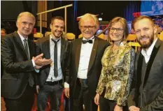  ?? Foto: Fred Schöllhorn ?? Freuen sich auf das „Konzert junger Talente 2018“: Schwabmünc­hens Bürgermeis­ter Lorenz Müller mit Valentin Scherer, Wolfgang Scherer, Monika Scherer und Dominik Scherer (von links).