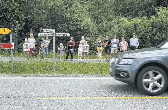  ?? FOTO: ANDREAS SOLTVEDT ?? RASER GJENNOM BYGDA: Beboere i Eidsbygda har sett seg lei på «fartsfanto­mer» langs veiene som mange barn er tvunget til å bruke. For å komme over til g/s-veien på bildet, må myke trafikante­r krysse fylkesveie­n hvor det er fartsgrens­e 80 km/t.