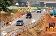  ?? ARIEF BUDIMAN/JAWA POS RADAR SOLO ?? MELAJU: Kendaraan pemudik melintas di jalur alternatif tol fungsional Solo-Ngawi di Ngasem, Karanganya­r, kemarin (23/6).