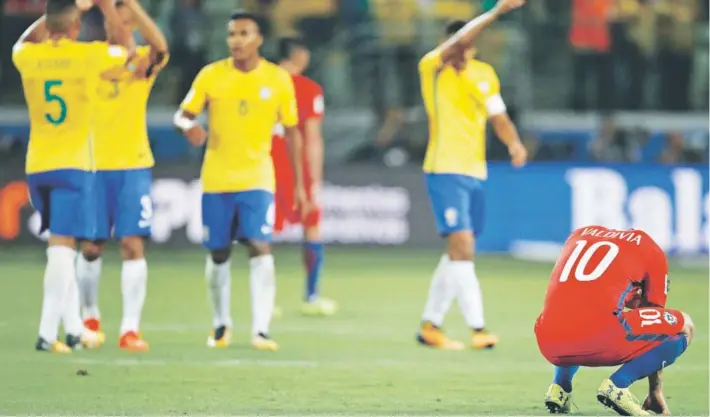  ??  ?? ► Jorge Valdivia se lamenta tras el tercer gol de Brasil durante el partido clasificat­orio al Mundial de Rusia 2018 disputado en Sao Paulo, Brasil.