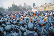  ?? DMITRI LOVETSKY/ASSOCIATED PRESS ?? Protesters clash with police Saturday in St. Petersburg, Russia.