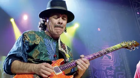  ??  ?? Mito Carlos Santana: la sua notorietà scoppiò con Woodstock 50 anni fa