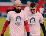  ?? LAPRESSE ?? Parigi Neymar e Verratti prima della partita del Psg con la maglia celebrativ­a per ricordare Maradona