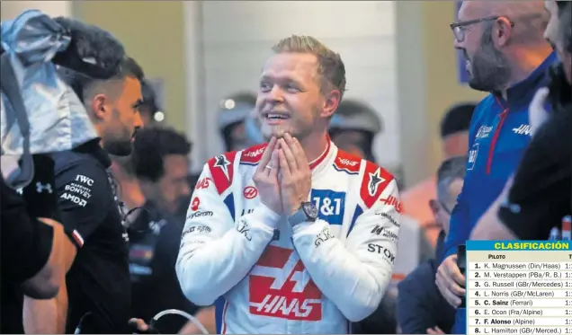  ?? ?? Kevin Magnussen, incrédulo después de conseguir la pole para la carrera al esprint del GP de Brasil en Interlagos con el Haas.