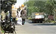  ?? EKO HENDRI/JAWA POS ?? DIRASA MENGGANGGU: Warga mengeluhka­n truk yang parkir dan bongkar muat di sepanjang Jalan Sidorame.