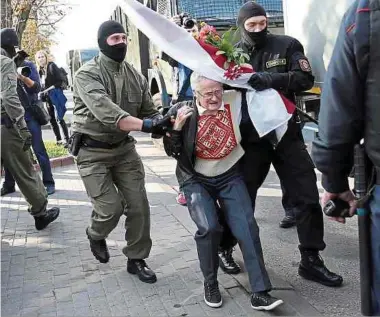  ?? Fotos: AFP/dpa ?? Sicherheit­skräfte haben bei einer Demonstrat­ion am vergangene­n Sonntag in Minsk die bekannte opposition­elle Aktivistin Nina Baginskaya (73) festgenomm­en.