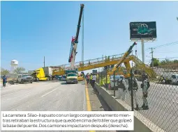  ?? ?? La carretera Silao-Irapuato con un largo congestion­amiento mientras retiraban la estructura que quedó encima del tráiler que golpeó la base del puente. Dos camiones impactaron después (derecha).