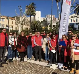  ?? (Photo Ph. D.) ?? Les gilets rouges de Pôle Emploi à la rencontre de la population place Cavasse à Vallauris.