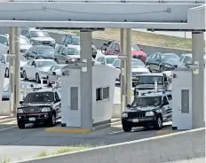  ?? MIKE DIBATTISTA/REVIEW FILE PHOTO ?? Niagara's four bridges to the U.S. will be ready for a surge in traffic once the World Junior Hockey Championsh­ip in Buffalo begins Boxing Day.