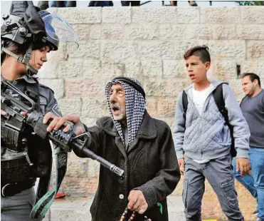  ??  ?? Israelisch­e Sicherheit­skräfte und palästinen­sische Demonstran­ten vor dem Damaskusto­r in der Jerusaleme­r Altstadt APA/AFP